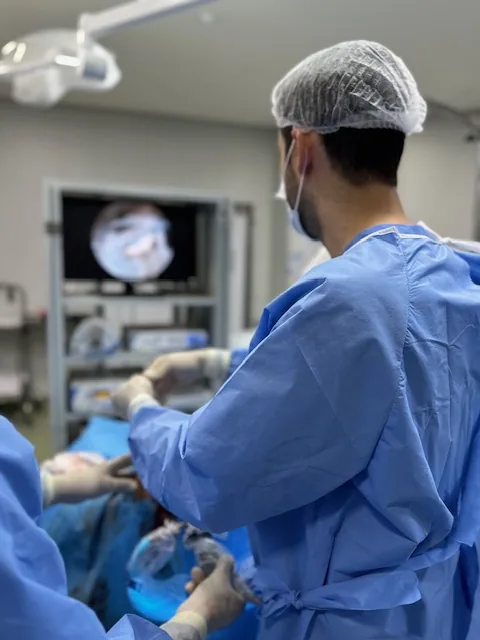 Dr. Daniel Andrade Coelho realizando cirurgia artroscópica de ombro